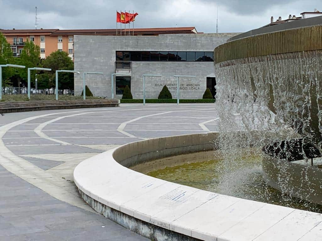 Plaza del Ayuntamiento de Ansoain con su fuente
